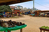 Marktplatz und Marktstände in Amedzofe in der Avatime-Berglandschaft bei Ho in der Volta-Region im Osten von Ghana in Westafrika