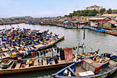 Fischerhafen in Elmina mit Blick auf die Festung São Jago da Mina in der Central Region im Westen von Ghana in Westafrika