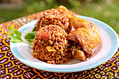 Jollof Rice mit Hühnchen, westafrikanisches Reisgericht, serviert in Ghana in Westafrika