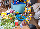 Verkauf von Erbsenauberginen, Erdnüssen und Bohnen auf dem Wochenmarkt in Techiman in der Bono-East-Region im Zentrum von Ghana in Westafrika