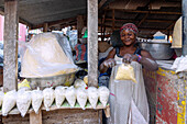 Verkauf von Maniokmehl und Tapioka auf dem Wochenmarkt in Techiman in der Bono-East-Region im Zentrum von Ghana in Westafrika