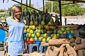 Straßenverkauf von Mangos, Ananas, Avocado und Yams in Winneba in der Central Region im Westen von Ghana in Westafrika