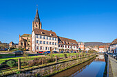 Die Abteikirche St. Peter und Paul mit dem Lauterbach in Wissembourg, Nördliches Elsass, Bas-Rhin, Grand Est, Frankreich