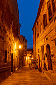 Nachts in den Gassen von Chiusdino, Provinz Siena, Toskana, Italien
