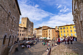 Blick auf die Piazza Garibaldi mit Palazzo Comunale und Palazzo dei Conti di Biserno, Massa Marittima, Provinz Grosseto, Maremma, Toskana, Italien