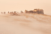 Landhaus bei Sonnenaufgang nahe Volterra, Provinz Pisa, Toskana, Italien, Europa