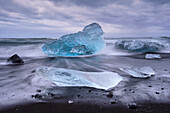 Eisbrocken an der Küste von Island