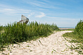 Strandkörbe am Sandstrand, Hooksiel, Ostfriesland, Niedersachsen, Nordsee, Deutschland