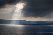 himmlischer Lichtstrahl erleuchtet den See Genezareth punktuell, Israel, Mittlerer Osten, Asien