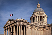 französiches Flagge auf dem Pantheon (Nationale Ruhmeshalle), Hauptstadt Paris, Ile de France, Frankreich 