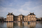 einheimische lassen ihre ferngesteuerten Segelboote im Teich des Parks "Le Jardin du Luxembourg", Schloss Luxembourg, Hauptstadt Paris, Ile de France, Frankreich 