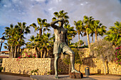 Denkmal am Mirador Javier Pérez Ramos an der Playa del Duque, Costa Adeje, Teneriffa, Kanarische Inseln, Spanien