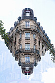 Eckwohnungen eines Wohnhauses in Paris, Frankreich.