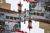Doppelbelichtung der Grant Avenue mit einer chinesischen Statue und einem Wandgemälde in Chinatown, San Francisco.
