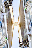 Doppelbelichtung des Raums zwischen zwei hölzernen Wohngebäuden im berühmten Missionsviertel in San Francisco, Kalifornien.
