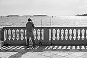Blick auf einen Angler in der Lagune von Venedig, Venedig, Venetien, Italien, Europa