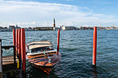 Blick auf San Marco Platz mit Rivaboot im Vordergrund, Giudecca, Venedig, Venezien, Italien, Europa