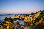Praia dos trés Irmaos, Wanderer auf dem Kliff, Alvor, Algarve, Portugal