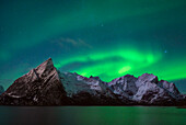 Polarlicht über den Bergen der Lofoten, Norwegen.