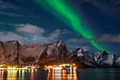Polarlicht über den Bergen der Lofoten, Norwegen.