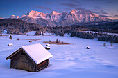 Winterabend am Geroldsee mit Blick auf die Berge des Karwendel, Bayern, Deutschland.