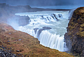 Der mächtige Wasserfall Gullfoss auf Island, Island.