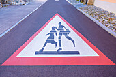 Verkehrszeichen auf der Straße, Achtung spielende Kinder, Arzo, Tessin, Schweiz.