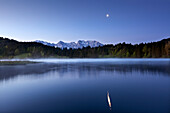 Mond über dem Karwendel, Geroldsee, Bayern, Deutschland