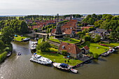 Luftaufnahme von Le Boat Elegance Hausboot am Stadtanleger vor Windmühle De Kaai, Sloten, Friesland, Niederlande, Europa