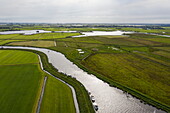 Luftaufnahme von Booten auf Fluss Noarder Alde Wei, Broek, Friesland, Niederlande, Europa