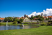 See mit Springbrunnen im Almedalen Park in der Altstadt, Visby, Gotland, Schweden, Europa