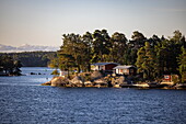 Holzhäuser auf einer Insel in den Stockholmer Schären, Stockholmer Schären, in der Nähe von Stockholm, Schweden, Europa