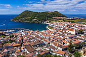 Luftaufnahme der Stadt vom Aussichtspunkt Miradouro do Pico das Cruzinhas, Angra do Heroísmo, Insel Terceira, Azoren, Portugal, Europa