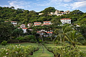 Üppige Gärten und Villen am Hang im Mount Cinnamon Hotel & Beach Club Grenada, Saint George's, Saint George, Grenada, Karibik