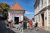 Die Menschen genießen einen Spaziergang durch die Altstadt, Szentendre, Pest, Ungarn, Europa