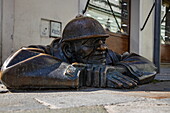 Skulptur von Cumil (Gummihals) lehnt sich aus einem Mannloch, Bratislava, Bratislava, Slowakei, Europa