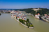 Luftaufnahme der Stadt am Zusammenfluss von Inn (links), Donau (Mitte) und Ilz (rechts), Passau, Bayern, Deutschland, Europa