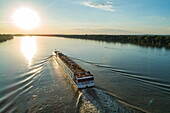 Luftaufnahme von Flusskreuzfahrtschiff Excellence Empress auf der Donau bei Sonnenuntergang, Nyergesújfalu, Komárom-Esztergom, Ungarn, Europa