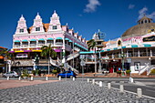 Bunte Gebäude mit Royal Plaza Mall, Oranjestad, Aruba, Niederländische Karibik, Karibik