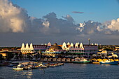 Boote im Hafen mit Royal Plaza Mall im späten Nachmittagslicht, Oranjestad, Aruba, Niederländische Karibik, Karibik