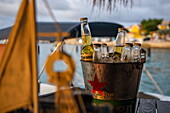 Ein Eimer mit eisgekühltem Bier an der Karels Beach Bar, Kralendijk, Bonaire, Niederländische Antillen, Karibik