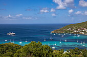 Expeditionskreuzfahrtschiff World Voyager (nicko cruises) und Segelboote im Hafen, Port Elizabeth, Bequia Island, Grenadinen, St. Vincent und die Grenadinen, Karibik