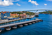Luftaufnahme der Queen Emma Pontoon Bridge, die Otrabanda und Punda verbindet, mit Expeditionskreuzfahrtschiff World Voyager (nicko cruises), Willemstad, Curaçao, Niederländische Antillen, Karibik