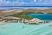 Luftaufnahme der Bucht Lac Bay mit Salzpfannen in der Ferne, Sorobon, Bonaire, Niederländische Antillen, Karibik