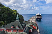 Luftaufnahme von Hafengebäude und Expeditionskreuzfahrtschiff World Voyager (nicko cruises) am Pier, Kingstown, St. George, St. Vincent Island, St. Vincent und die Grenadinen, Karibik