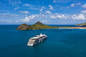 Luftaufnahme von Expeditionskreuzfahrtschiff World Voyager (nicko cruises) mit Pigeon Island National Landmark in der Ferne, Gros Islet Quarter, St. Lucia, Karibik