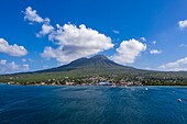 Luftaufnahme von Charlestown und Insel, Insel Nevis, St. Kitts und Nevis, Karibik