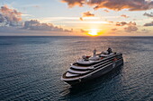 Luftaufnahme von Expeditionskreuzfahrtschiff World Voyager (nicko cruises) bei Sonnenuntergang, in der Nähe der Insel Nevis, St. Kitts und Nevis, Karibik