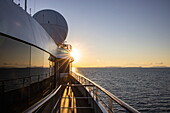 Spiegelung in Fenstern an Bord von Expeditionskreuzfahrtschiff World Explorer (nicko cruises) bei Sonnenaufgang, in der Nähe von Isthmia, Peloponnes, Griechenland, Europa