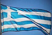 Griechische Nationalflagge weht im Wind, Itea, Mittelgriechenland, Griechenland, Europa